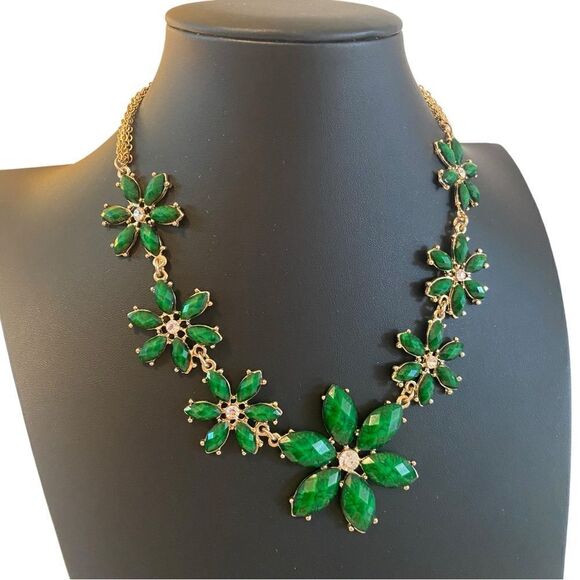 Amrita Beautiful Green Faceted Flower Necklace. - Picture 2 of 6